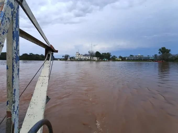 Crecidas de los ríos Uruguay, Paraná e Iguazú por El Niño dejaron familias evacuadas en el litoral argentino